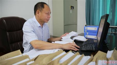初心不改　本色不褪——記廣西勤廉榜樣、河池市紀(jì)委副書記、監(jiān)委副主任黃振林