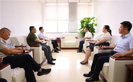 覃振華與柳北區(qū)委書記、區(qū)長石中華舉行工作會談