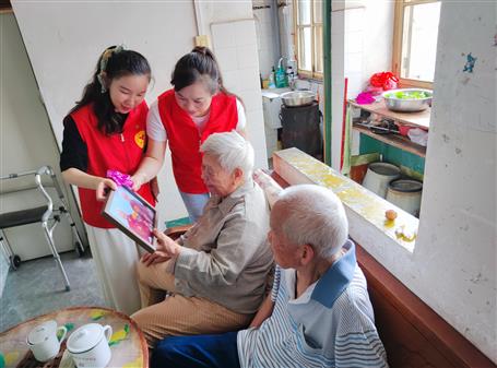 公司團(tuán)委聯(lián)合北雀社區(qū)開展“留住時光 綻放微笑”公益拍照活動